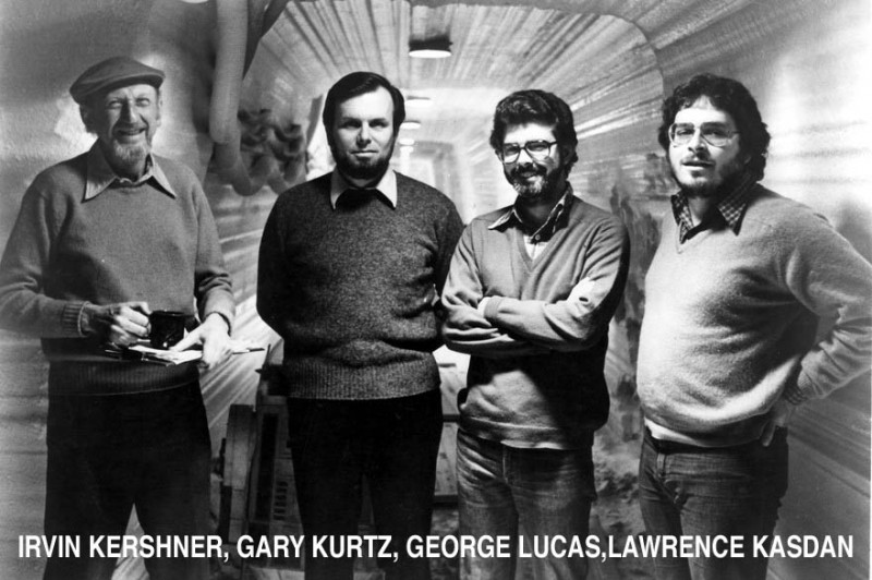 7794913203_gary-kurtz-deuxieme-a-gauche-sur-le-tournage-de-l-episode-5-avec-george-lucas.jpg