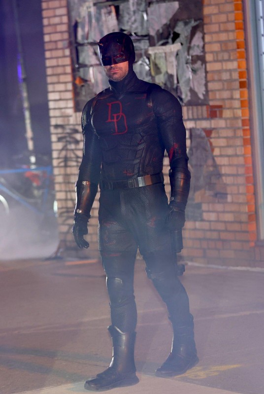 Charlie Cox-Nouveau Costume noir Daredevil-3-ESl.jpg