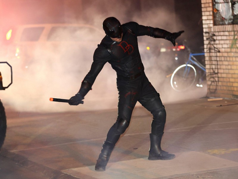 Charlie Cox-Nouveau Costume noir Daredevil-4-ESl.jpg