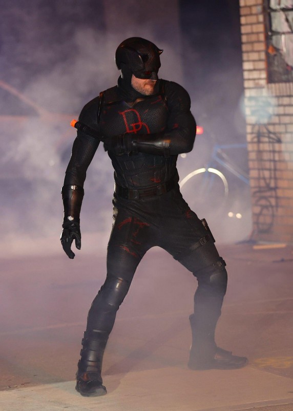 Charlie Cox-Nouveau Costume noir Daredevil-5-ESl.jpg
