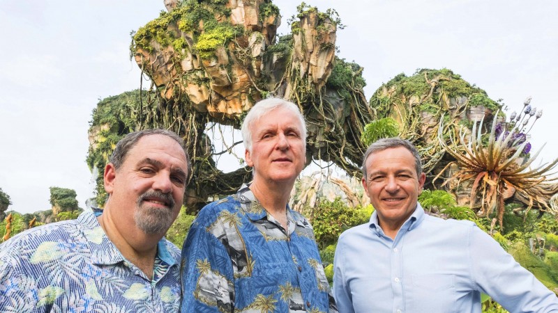 Jon Landau, James Cameron Bob Iger, PDG de Disney devant les décors de Pandora, The World of Avatar.jpg