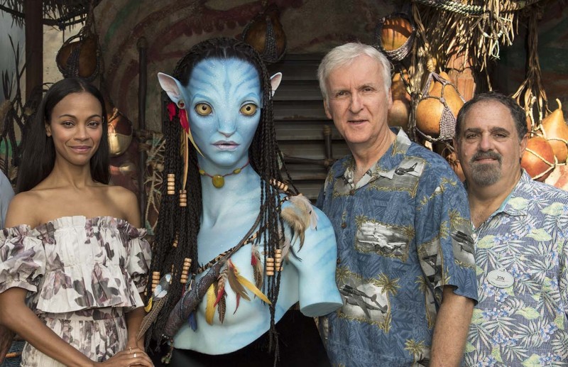 Zoe Saldana, James Cameron et Jon Landau, devant le Buste de Neytiri, a Pandora, The World of Avatar.jpg